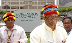 Representantes ind&iacute;genas frente a la sede de Burlington