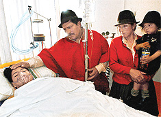 Leonidas Iza visita a su hijo en el hospital