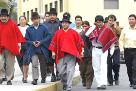 Los dirigentes ind&iacute;genas abandonando la sede del Comando Conjunto de las FFAA. Foto de Eduardo Tapia, El Universo