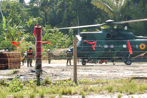Foto: Carlos Granja, El Universo. Helic�ptero militar a punto de embarcar una carga privada