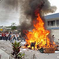 Protesta ante la petrolera Agip en Puyo (Foto: EFE)
