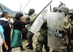 Mujeres ind�genas enfrentan a los soldados en Imbabura (Foto: Ap)