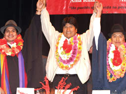 Luis Macas, Evo Morales y Humberto Cholango (Foto: APP)