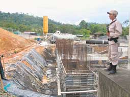 La seguridad privada resguarda las instalaciones de la central (foto: El Comercio)