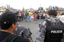 Bloqueo de la v�a panamericana (foto: Antonio Medrano, El Universo)