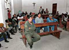 Los guardias encerrados en la iglesia (foto: El Comercio)