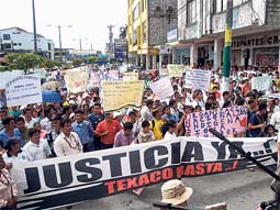 La marcha frente a la Corte de Nueva Loja (Foto El Comercio)