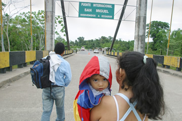 Foto: Una familia de refugiados colombianos cruza la frontera hacia Ecuador