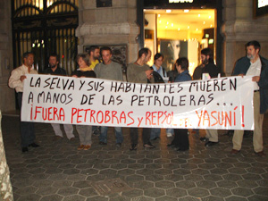 Concentraci�n Barcelona: La selva y sus habitantes mueren a manos de las petroleras