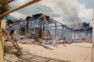 Foto: Restos humeantes de las instalaciones destruidas (DECOIN)