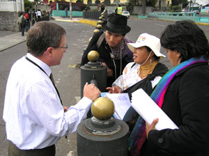 Ante la embajada de los EEUU - Foto: Ecuarunari