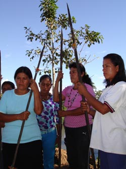 Mujeres de Pto. Murialdo (Foto: Jos� Proa�o)