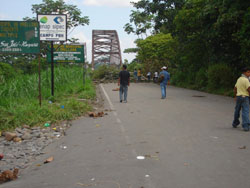 Foto 1: Bloqueo del puente sobre el rio Coca Foto 1: Bloqueo del puente sobre el rio Coca