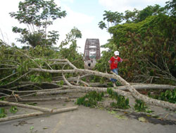 Foto 2: Bloqueo del puente sobre el rio Coca Foto 2: Bloqueo del puente sobre el rio Coca