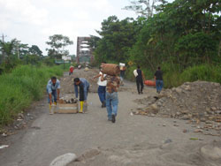 Foto 3: Bloqueo del puente sobre el rio Coca Foto 3: Bloqueo del puente sobre el rio Coca