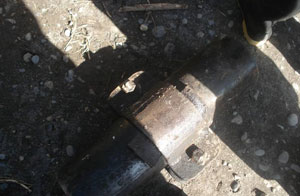 Foto 3: La grapa que se rompi� causando el derrame