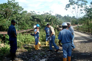 Foto 1: La Dra. Lucy Ruiz y su equipo en el lugar de los hechos
