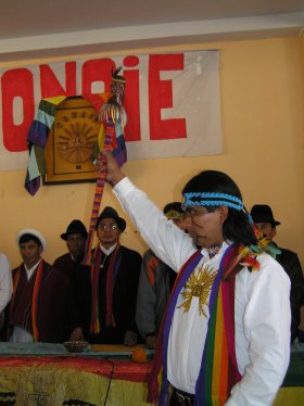 Foto: Marlon Santi saluda alzando el bast�n de mando