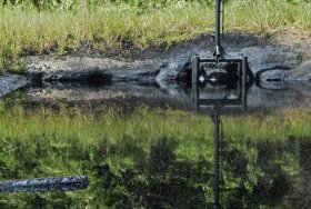 Balsa de residuos contaminantes (foto: Natalie Ayala)