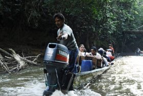 Desplazamiento en lancha por el Cuyabeno (foto: Natalie Ayala)