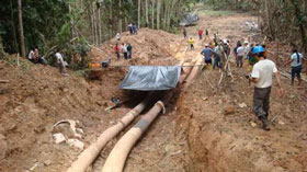 Tuber�a rota cercana al Pozo Amo 1. Bloque 16