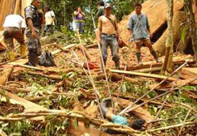 El cad�ver del maderero (Foto: Polic�a Judicial Orellana)