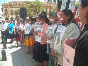 protesta del frente de mujeres defensoras de la pachamama (foto 1)