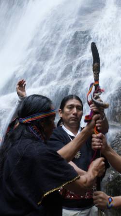 Toma de posesión de Salvador Quisphe en la cascada La Poderosa