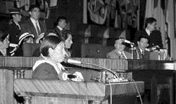 Hablando ante el Congreso (foto publicada en El Telegrafo de Guayaquil)