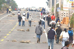 Foto: Corte de carretera en Imbabura. Fuente: Diogenes Balde�n, Diario El Universo