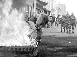 Foto: Los militares vigilan las protestas. Fuente: Diario El Hoy