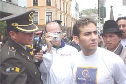 Foto: Alcalde encargado de Quito, Antonio Ricaurte, interviene para solucionar conflicto con la polic&iacute;a en la Plaza Grande