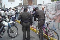 Polic&iacute;a Nacional retira bicicletas de poblaci&oacute;n de Quito que se baj&oacute; a defender la muestra fotogr&aacute;fica