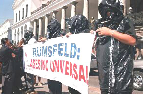 Foto: Los activistas de DDHH despliegan una pancarta ante el palacio presidencial
